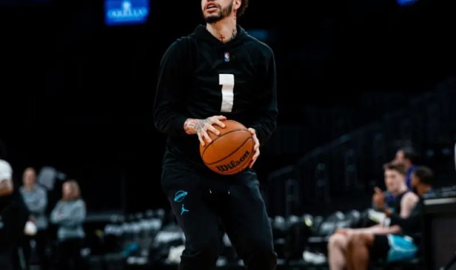 开云真人娱乐官网-挥汗如雨！黄蜂官方Ins晒众球员训练照：在TD花园投篮